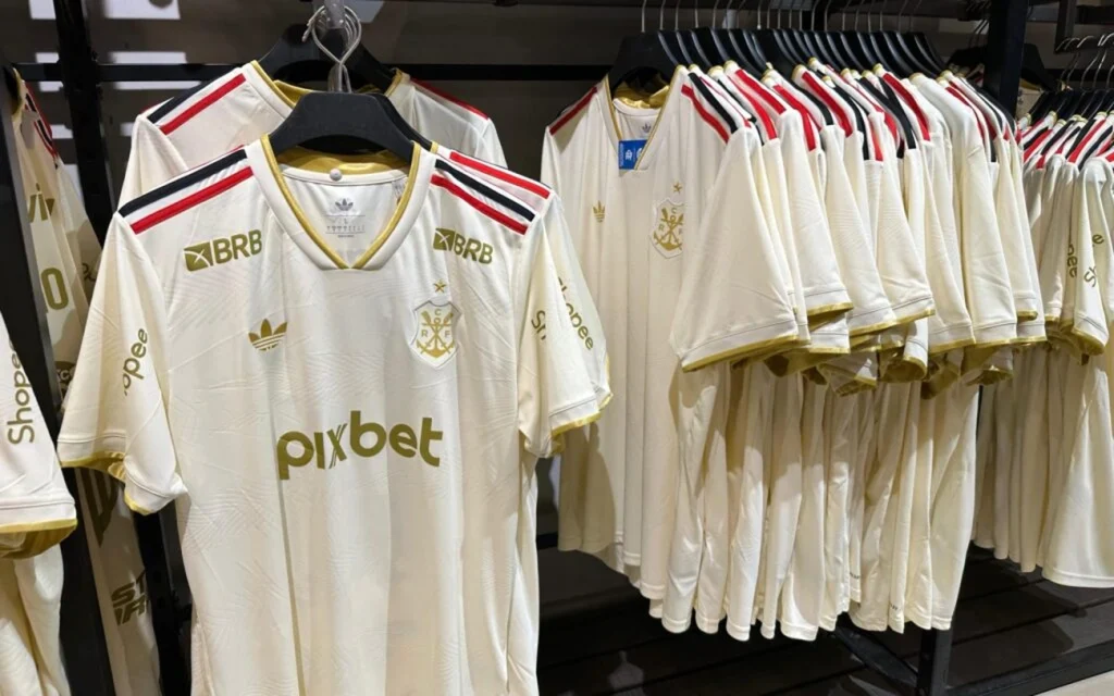 Camisa do Flamengo 2026 já é vendida em Miami por R$ 800, saiba detalhes da chegada ao Brasil e estreia agora em 2026