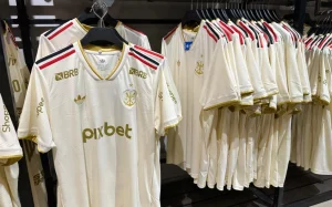 Camisa do Flamengo 2026 já é vendida em Miami por R$ 800, saiba detalhes da chegada ao Brasil e estreia agora em 2026