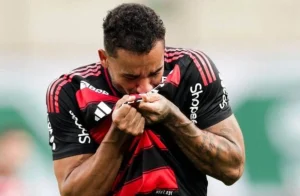 Danilo revive idolatria com camisa 10 de Petkovic e segue seus passos no Flamengo