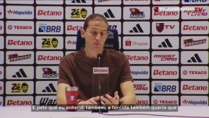 Filipe Luís renova com Flamengo agora e comemora 100 jogos