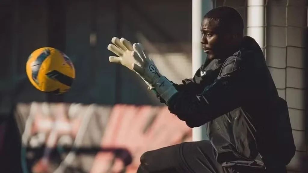 Flamengo e Botafogo disputam goleiro Andrew agora