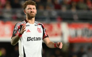 Léo Pereira viraliza em futevôlei com Negrete após temporada histórica pelo Flamengo