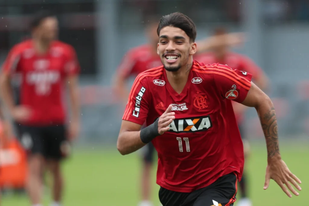 Lucas Paquetá chega ao Flamengo com elogio de Guardiola e festa no Galeão agora Lucas Paquetá chega ao Flamengo com elogio de Guardiola e festa no Galeão agora