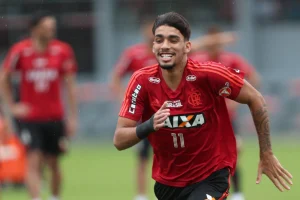 Lucas Paquetá chega ao Flamengo com elogio de Guardiola e festa no Galeão agora