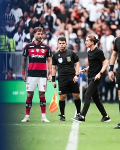 Filipe Luís chama a torcida a defender o Flamengo em um momento de derrota