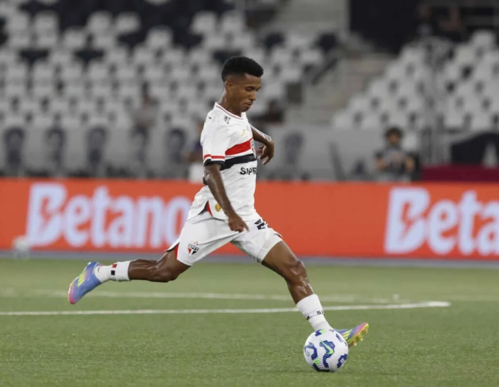 Flamengo prepara oferta recorde por Marcos Antônio após rejeição do São Paulo Flamengo prepara oferta recorde por Marcos Antônio após rejeição do São Paulo