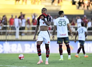 Flamengo interrompe negociação com Bragantino por Wallace Yan agora hoje
